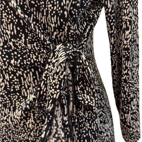Chico’s Black & Tan Printed Tie Wrap Blouse, 3/4 Sleeves, Chico 1, US Medium - Picture 6 of 12